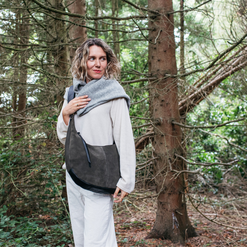 OUTLET - Beau Crescent bag moss suede + black