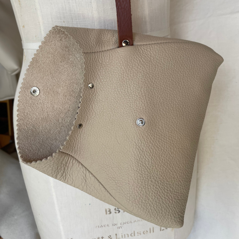 Outlet - AVA wristlet sand