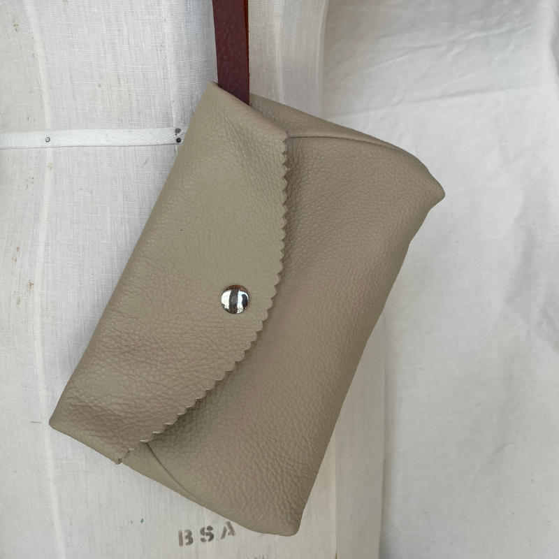 Outlet - AVA wristlet sand