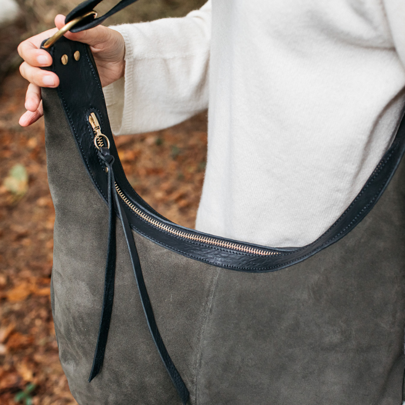 OUTLET -  Beau Crescent bag moss suede + black